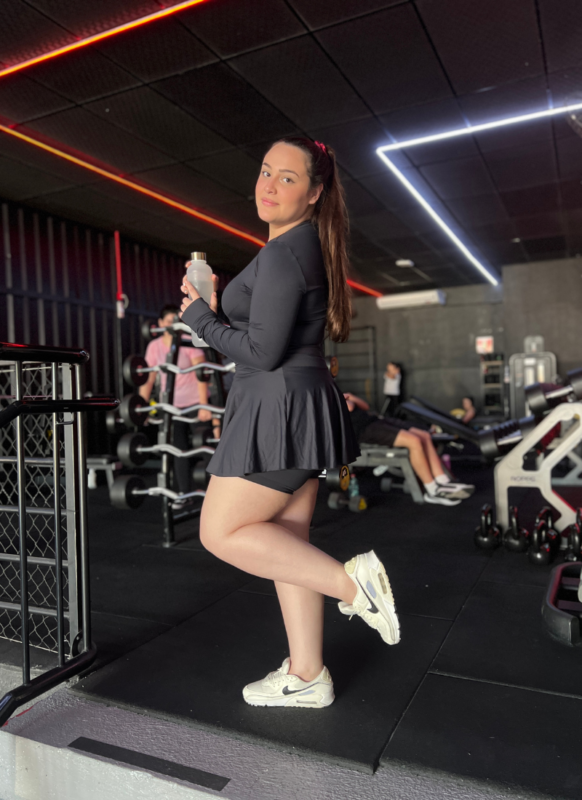 Look preto fitness com saia plus size