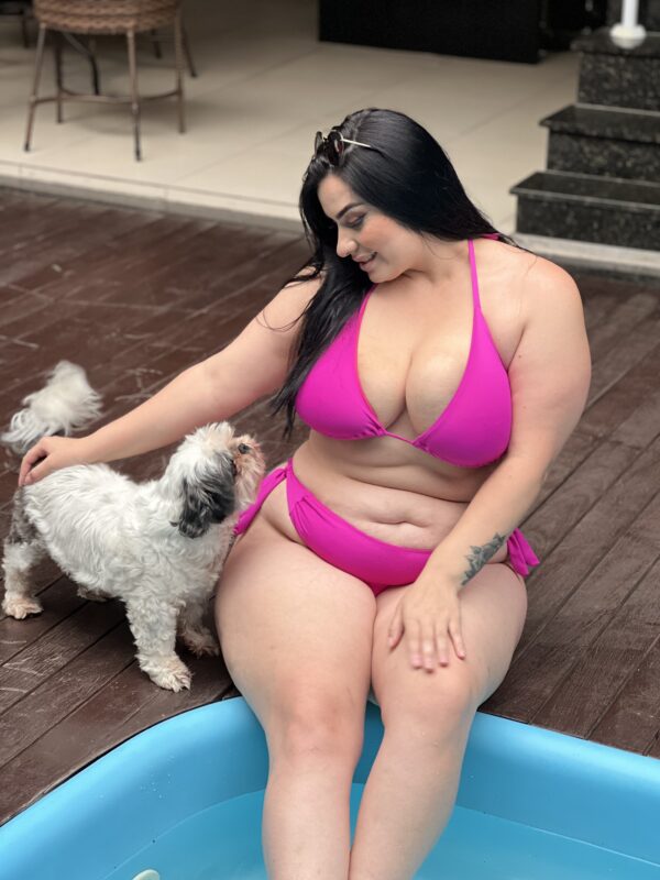 Mulher vestindo biquini acquarosa mid size na beira da piscina com o seu cachorro.